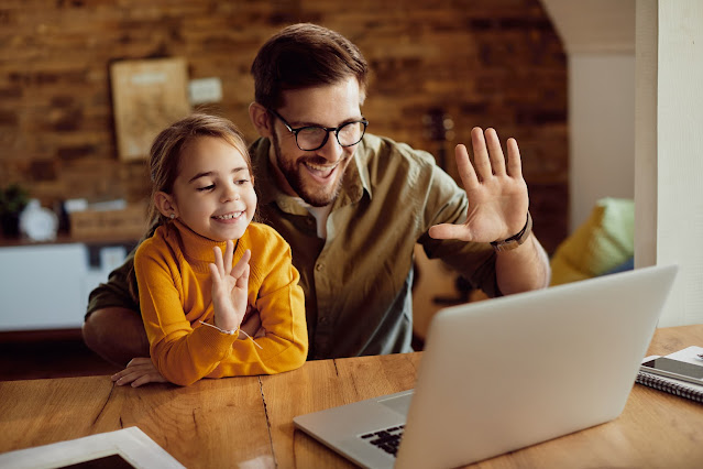 feliz-padre-ideas de regalos para el día del padre a distancia, ideas de regalos para papá,videollamada