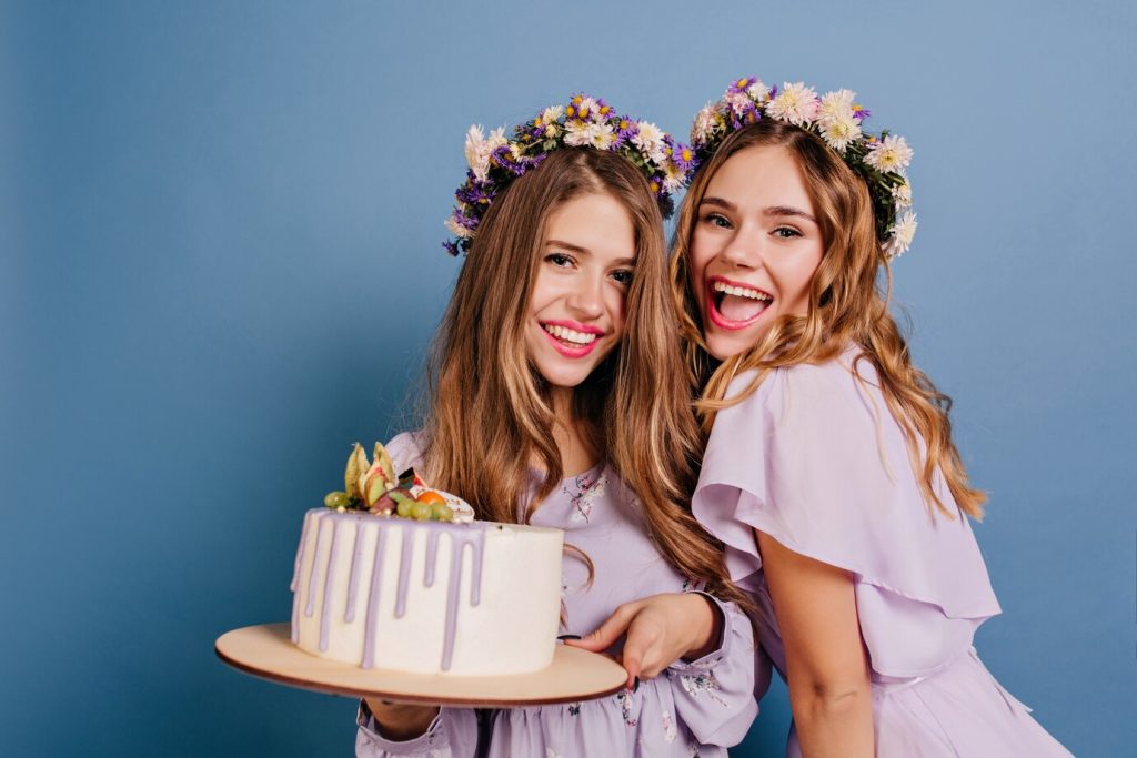 pasteles de cumpleaños para mujer, pasteles para mujer, pasteles para mujer modernos, tortas de cumpleaños para mujer, diseños de pasteles para mujer, pasteles para mujer elegantes,